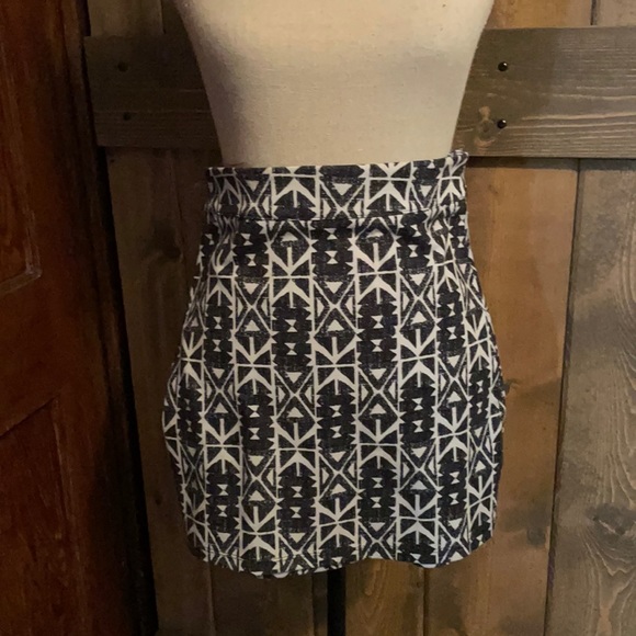 Black and White Mini Skirt w Pattern - Picture 1 of 3